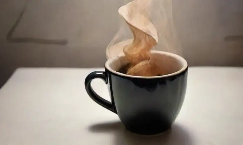 Nubes oscuras y caóticas rodean una taza de café, simbolizando tensión y tristeza en un entorno de sombras y presión